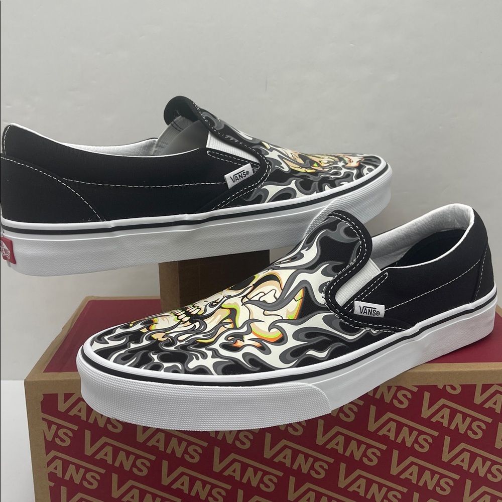 Vans WMNS Classic Slip-On
Flame Skull Black/True White
VN0009Q7BMX Sneakers - Picture 11 of 16